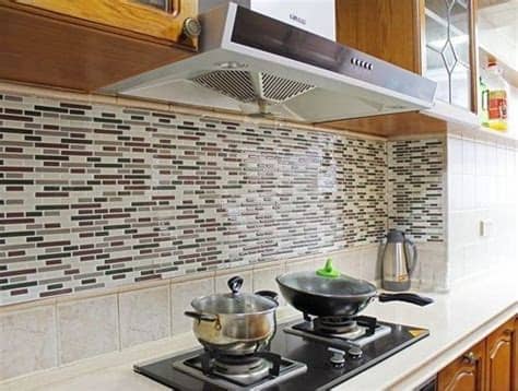 Si tienes que reformar la cocina quizás se te plantee el dilema de cómo revestir las paredes: Frentes de cocina nuevos con estos azulejos adhesivos ...