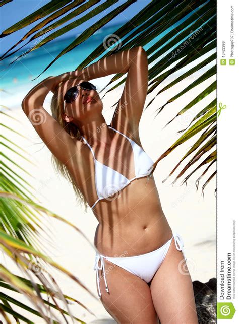 Eine Junge Frau In Einem Bikini Der Auf Einem Strand Steht Stockfoto My XXX Hot Girl