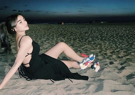 Kini youtuber yang lagi naik daun itu sudah mempunyai 'pacar' baru. 5 Gaya Nabilla Aprillya, Mantan Atta Halilintar yang Suka Tampil Seksi : Okezone Lifestyle