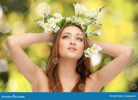 Femme Nue Sur Le Fond Vert Avec Des Fleurs Image Libre De Droits Image