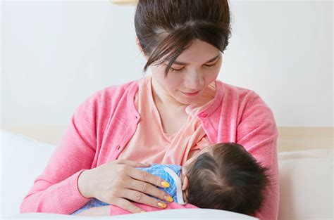 Ibu Ini Tips Mencegah Gigitan Bayi Saat Menyusu