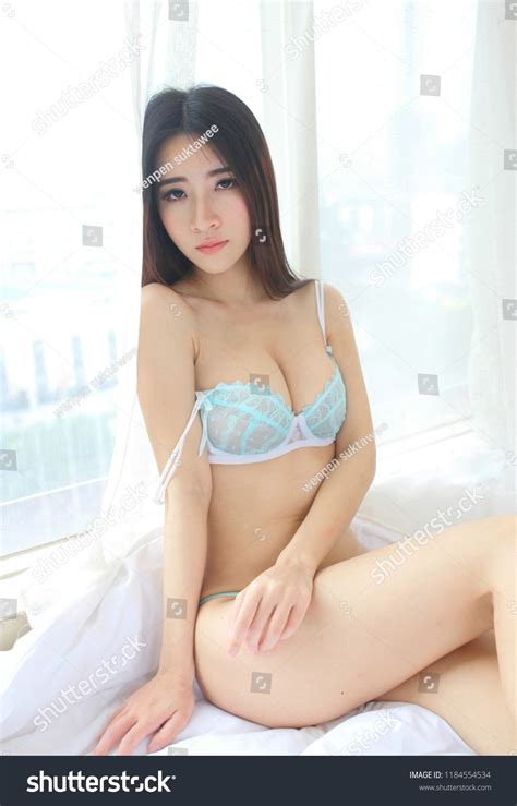 bella joven sexy mujer asiática desnuda Foto de stock