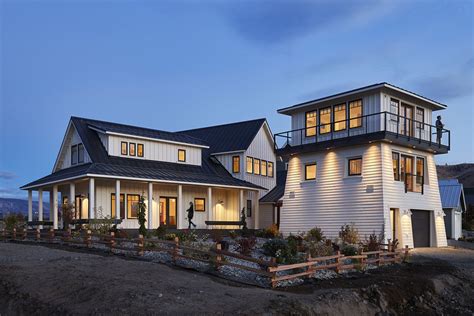 Modern Farmhouse Style Vacation Home With Additional Carriage House
