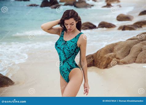 Bella Giovane Donna Castana In Bikini Blu Che Posa Sulla Spiaggia