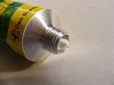 Il silicone rappresenta un ottimo prodotto isolante e sigillante polivalente che, in modo particolare, resiste all?umidità e all?acqua, pertanto è assolutamente indicato per impermeabilizzare fessure e fughe. Come Togliere il Silicone