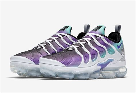 I can't imagine how difficult it was to do that so clean without messing up the bubble. Nike Air VaporMax Plus Grape 924453-101 | SneakerFiles