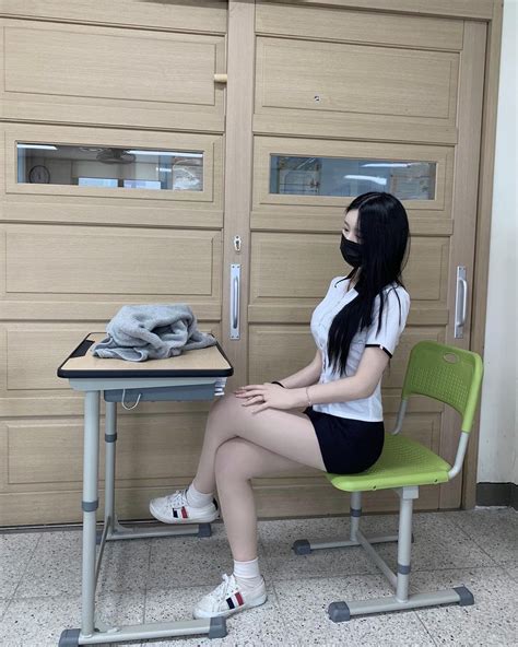 좋아요 6 496개 댓글 51개 instagram의 홍여진 yeojin 13 님 젤 탐나는 자리🪑 교복사진 교복스타그램 하복 교복치마