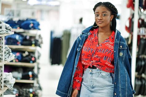 Moderna Mujer Afroamericana Con Camisa Roja Y Falda De Jeans Con Chaqueta Posada En La Tienda De