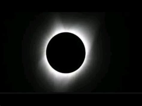 صلاة خسوف القمر مندوبة لا سنة على المعتمد، بخلاف الكسوف فإنها سنة، كما تقدم، وصفتها كالنوافل بلا. هل كسوف الشمس وخسوف القمر مؤذيان ؟؟؟؟!!! قد يفيد حياتك ...