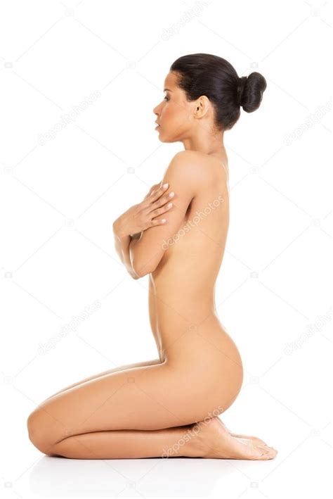 Belle femme nue assise sur les genoux Vue latérale image libre de