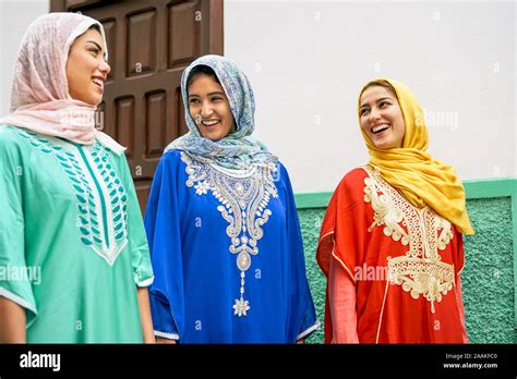 Feliz Mujeres Musulmanas Caminando En La Ciudad Arabian Adolescentes Divirtiéndose Outdoor