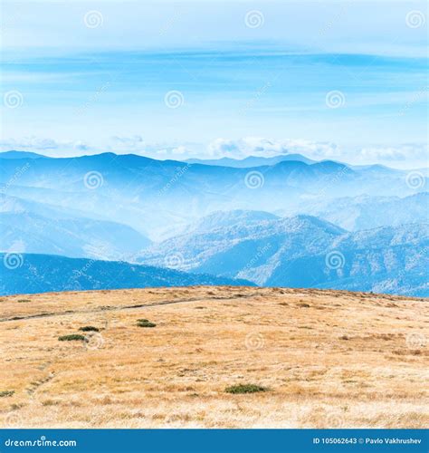 Paisagem Das Montanhas Com Campo Da Grama Imagem De Stock Imagem De