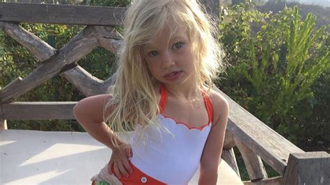 Mini Blondine Jessica Simpsons Tochter In Model Pose E
