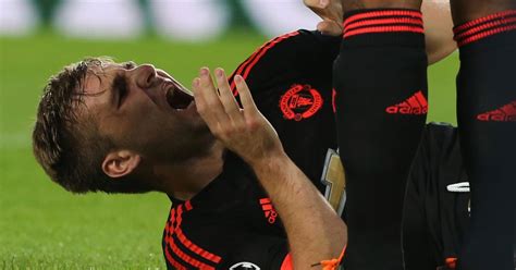 Let us know your thoughts in the. Luke Shaw's horror injury left Manchester United players distraught, admits defender Daley Blind ...
