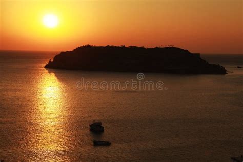 Solnedg Ng Ver En Grekisk I Medelhavet Arkivfoto Bild Av Ver Sj