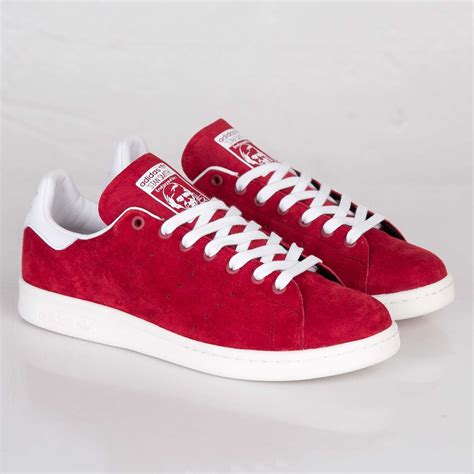 Sneakers iconiques, les stan smith ont une place à part dans le cœur des fans de mode. adidas stan smith femme rouge pas cher