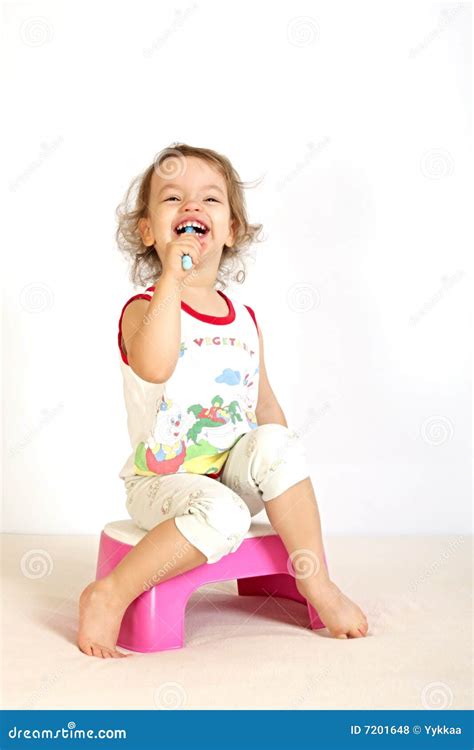 Een Meisje Maakt Tanden Schoon Stock Foto Image Of Hygiëne
