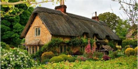 Por qué las casas de paja son una opción confortable y sostenible, según arquitectos que así es una casa de paja. Casas de hadas con techos de paja