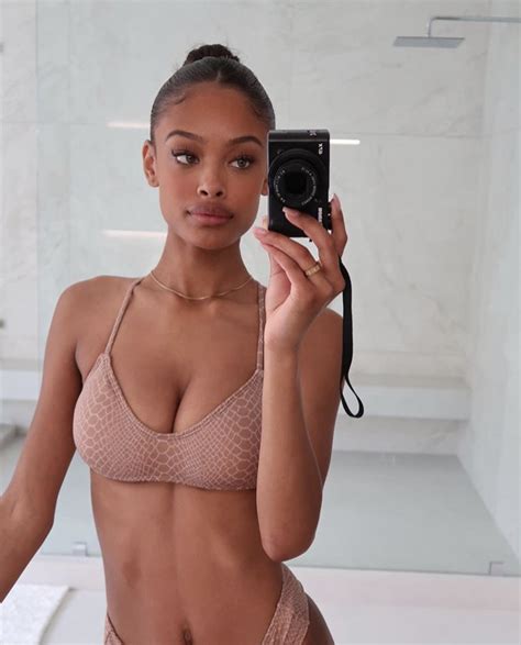 10 Sexy New Vinetria Bikini Pics