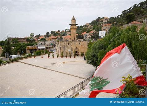 La Place Du Village Dal Qamar De Deir Dans Le Mont Liban Et Un Drapeau
