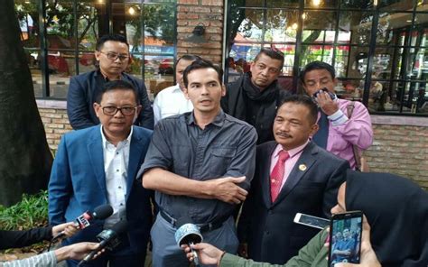Atalarik syah (soap opera actor) was born on the 2nd of june, 1973. Atalarik Syah Sambangi Polda Metro untuk Lapor Pencemaran ...