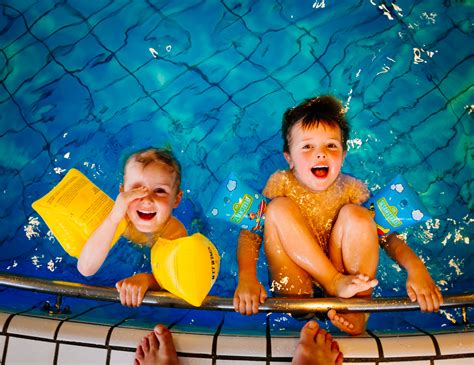 图片素材 娱乐 水下 青年 游泳池 儿童 浮动 玩 休闲 童年 游泳的 乐趣 快乐 幸福 男孩 兄弟姐妹