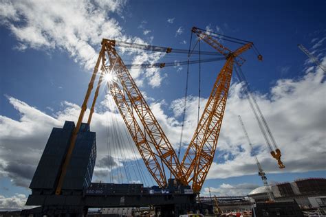 Worlds Biggest Crane Gets To Work At British Nuclear Plant Bloomberg