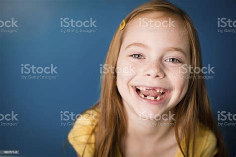 컬러 이미지를 웃음소리 소녀만 적색 머리 아이에 대한 스톡 사진 및 기타 이미지 아이 벌어진 이빨 웃음 Istock