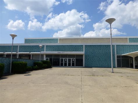 The mall contains over 90 stores, with dillard's, jcpenney there are carhartt outlet stores throughout the state of ohio. Dead Shopping Malls MIGHT Destroy Our Economy