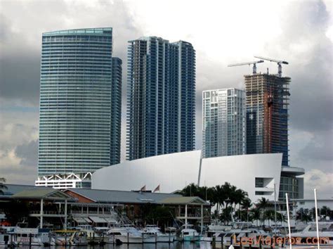 Se trata del primer centro comercial de lujo en miami y fue fundado por el desarrollador stanley whiteman en el año 1965. Edificios en Miami - USA - LosViajeros | Edificios ...