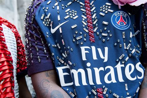 Selon plusieurs source, le psg et jordan, pourrait collaborer avec la célèbre marque dior pour un futur maillot ! Football's Most Fashionable: Paris Saint-Germain - StockX News