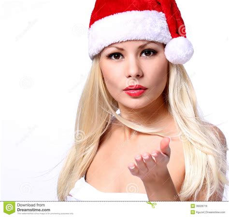 Beso Que Sopla De La Mujer De La Navidad Muchacha Rubia Hermosa En Santa Hat Foto De Archivo