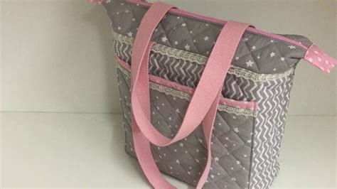 Le sac à langer amsterdam ii de béaba se distingue de bien d'autres modèles de sacs du même type par sa grande capacité, pratique le sac à langer amsterdam ii de béaba dispose d'une contenance de 34 litres que vous pouvez augmenter au besoin afin d'obtenir 16 litres supplémentaires, soient au. Coudre un sac à langer - Tuto couture Madalena - YouTube