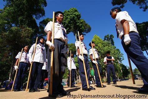 Kemudian, mengangkat kaki bermula kaki kiri dan menghentaknya. Saya Pilih Pengakap Saja: Kawad Tongkat