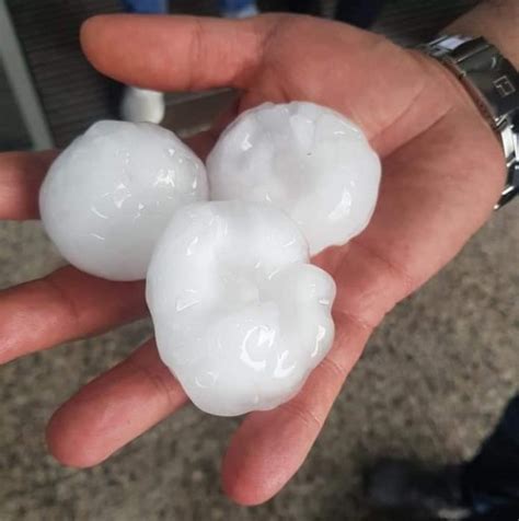 Tantissime auto distrutte dalla grandine. Maltempo Puglia, violenta grandinata a Bari e provincia ...