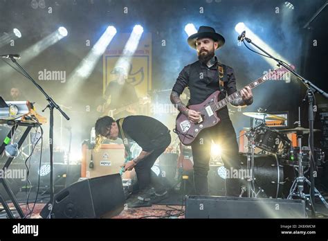 Der kanadischer SängerAlex Henry Foster & The Long Shadows live beim