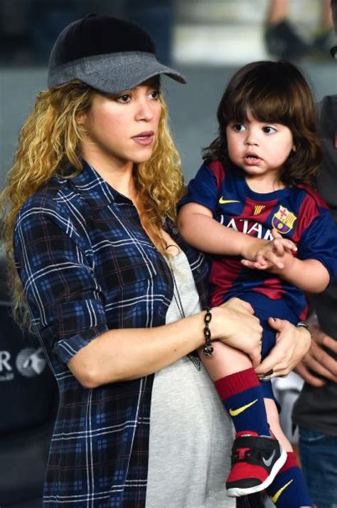 Shakira Y Su Hijo Milan Acompañan A Piqué En El Partido Del Barcelona