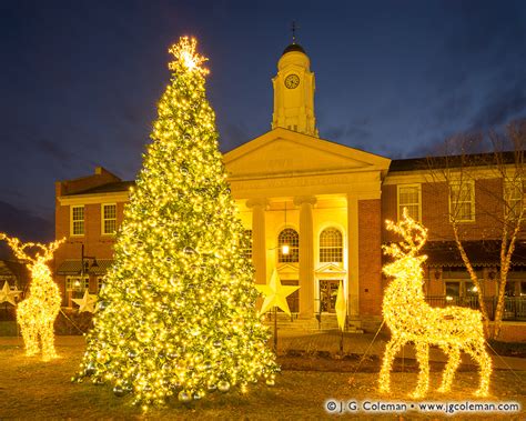 As of the 2000 census, it has a population of 121,578, but a july 1, 2002 census estimate puts the city's population at 124,558. Christmas Lights at West Hartford, 2017 - J. G. Coleman ...