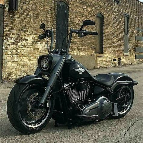 This is a great example of what can be envisioned out of an older harley davidson with a few little twists and turns by the phat rides crew. 2018 FatBoy blackout custom | ハーレー ソフテイル, ハーレーダビッドソン, ハーレーバイク
