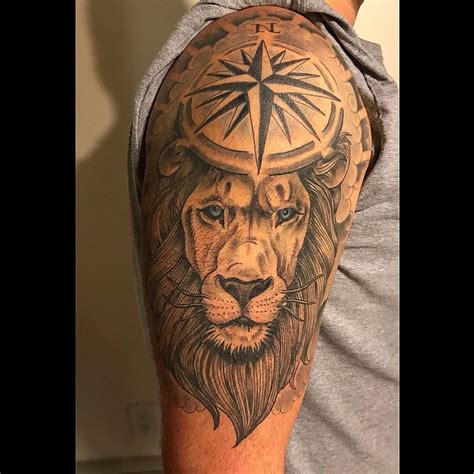 Lion tattoos have been placed on men throughout history. Lion with compass tattoo | Tatuering