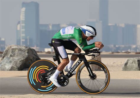 Он играет на позиции опорный. Almeida chasing Pogacar at UAE Tour | CyclingPaper