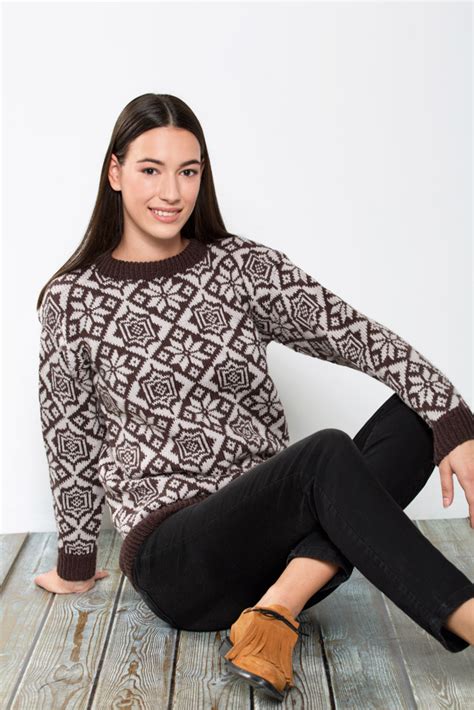 This knit uses the intarsia technique which is well suited to experienced knitters. EP16-48 Lauvnes genser - Trysil Garn in 2020 | Fashion ...