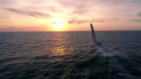 En 1850, l'ancien matelot thomas nickerson reçoit la visite inopinée de l'auteur herman melville. Le bateau filmé par un drone en plein milieu de l'océan ...