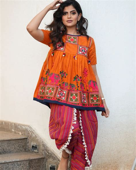 17 Best Traditional Gujarati Dresses For Wedding And Garba
