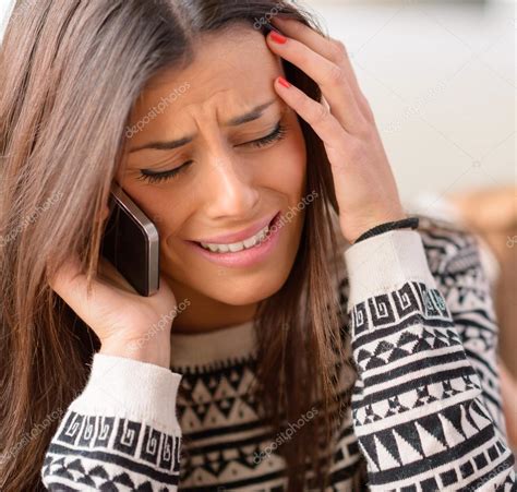 Mujer Joven Llorando En El Teléfono Celular — Foto De Stock © Coolfonk