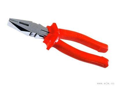 ① 钳工等用来夹住工件的工具，装在钳床上，有较大的钳口，用柄扳动螺丝杆旋紧。 也叫台钳、虎 一种工具。 多用来拔起钉子或夹断钉子、铁丝。 因钳口似老虎，故称为「老虎钳」。 五金知识堂：钳子的分类及功能(组图)-钳子,老虎钳,五金工具-五金行业-hc360慧聪网