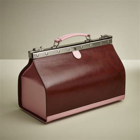 (dated) an early hinged bag, a precursor of the modern briefcase. Gladstone Bag | All Fashion Bags