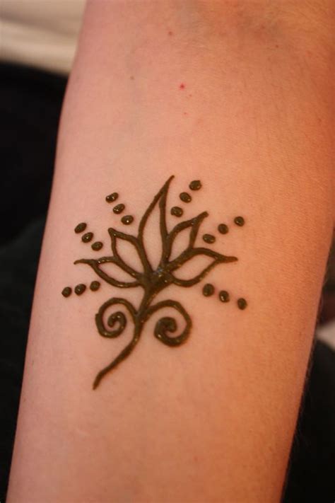 Paisley patterns and flowers decorate the middle of the hand. simple flower | Henna tattoo designs, Henna tattoo designs ...
