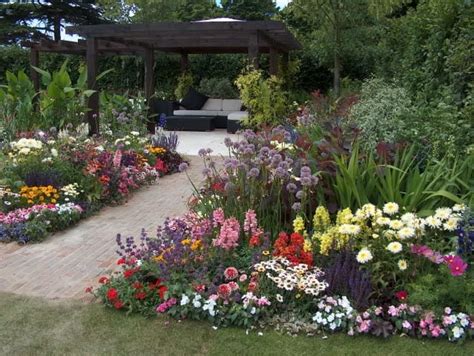 Try and choose a color scheme. Cottage Garden - eine der beliebtesten Gartenformen ...