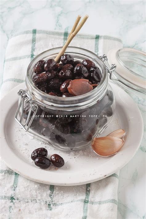 Vediamo dunque, passo dopo passo, come fare le olive sotto sale. Olive nere sotto sale alla marchigiana | Ricetta | Ricette ...